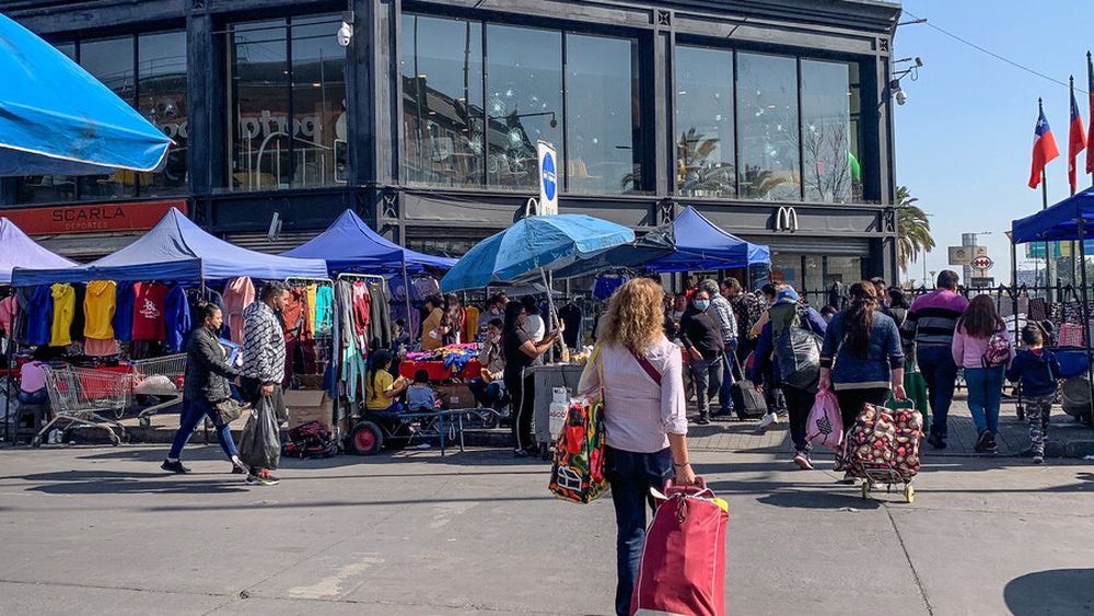 Siete de cada 10 comerciantes establecidos en Chile ven perjudicado su negocio por ambulantes
