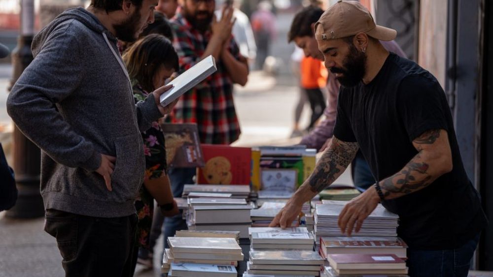 En Paseo Bulnes levantan la Primera Feria de Remate de Libros: De narrativa a filosofía