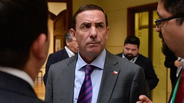 El ministro de justicia Fernando Rabat en los pasillos de la Cámara de Diputados y Diputadas.