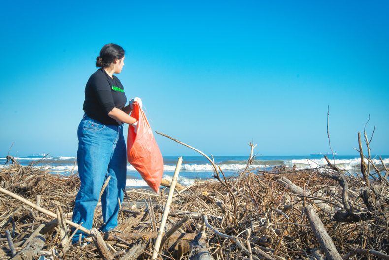 Voluntarios recogiendo basura del Río Maipo.