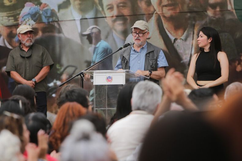 Guillermo Teillier en la fiesta de los abrazos.jpg
