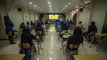 Evaluación PISA a estudiantes: Chile bajo promedio OCDE en lectura, matemáticas y ciencias