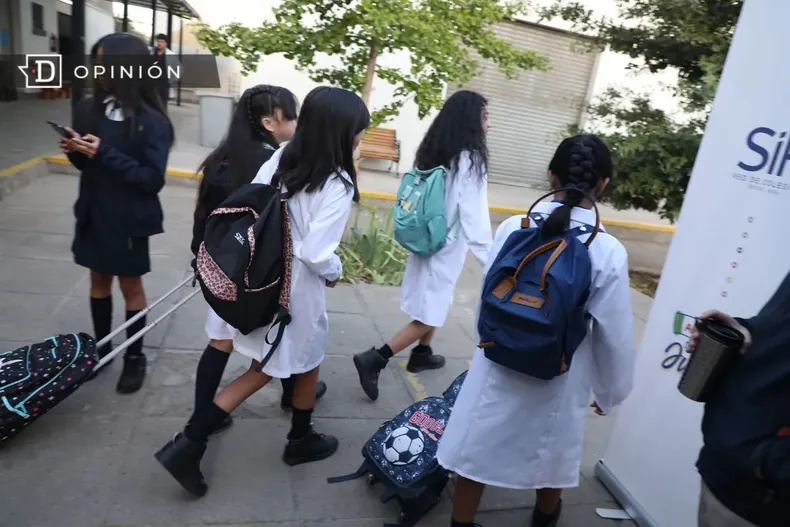 12513 estudiantes durante el ingreso a clases.webp