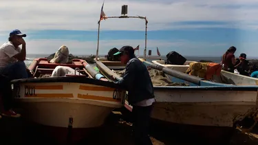 Pescadores artesanales de Puerto Manso reciben apoyos parlamentarios ante amenaza de desalojo por inmobiliaria