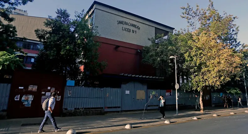 liceo javiera carrera tenia banos sin agua muros con humedad y techumbre danada corte sanciona a municipio con 4 millones.webp