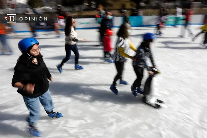 18179 ninos patinando en nieve.webp