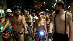 Brasil: Ciclistas se desnudan para protestar por los cientos de muertos producto de conductores irresponsables