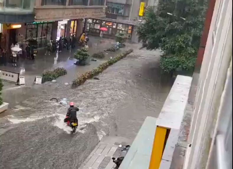 Fuertes lluvias en China a causa de la crisis climática - Captura de video