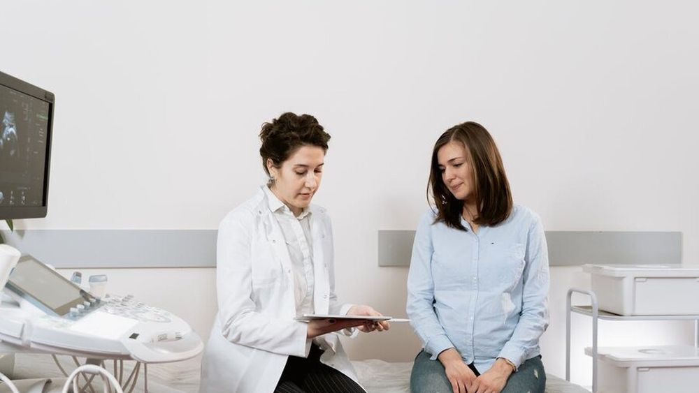 Seguros de salud, vida y autos son los más contratados por los chilenos según encuesta
