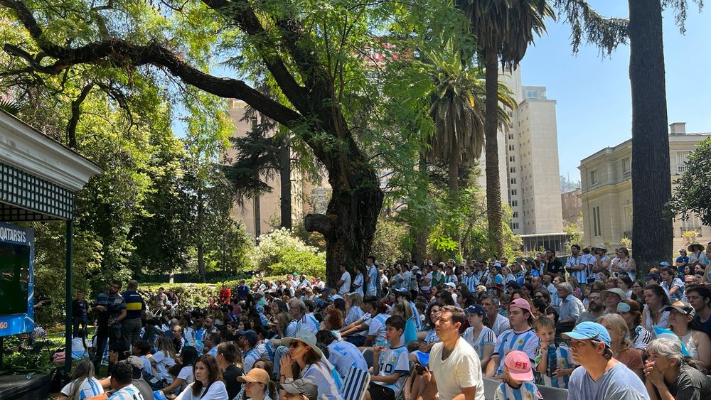 Una final del mundo en la casa del embajador: Locura Argentina se tomó Plaza Italia