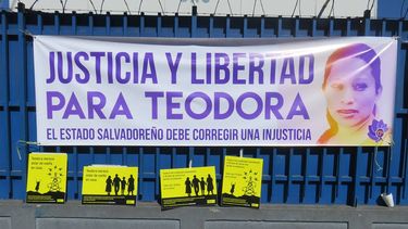 Gobierno salvadoreño libera a Teodora Vásquez, condenada a 30 años de prisión por aborto
