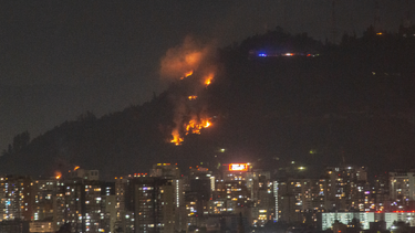 Alcalde Jadue se querella por incendio en Cerro San Cristóbal: Origen del fuego no está claro