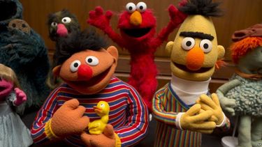 Confirman que dos populares personajes de Plaza Sésamo eran una pareja homosexual