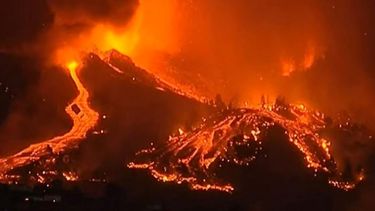España: Río de lava arrasa 166 casas en la isla de La Palma, camino al mar
