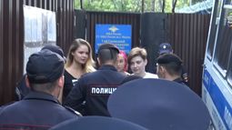 VIDEO| Activistas de Pussy Riot son detenidas a los segundos de ser liberadas de la cárcel y policía no explica por qué