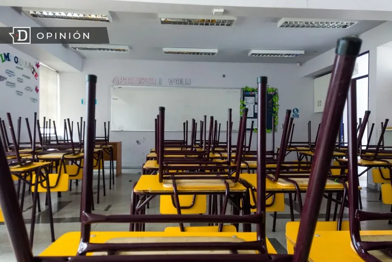 11121 una sala de clases sin estudiantes con las sillas arriba de .webp