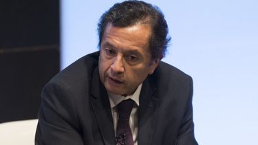 Dimite el ministro de Economía peruano tras chocar con el gobierno por alza de precio del diésel