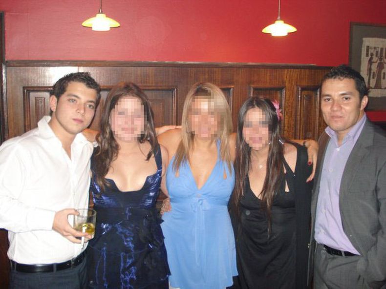 Pablo y Sergio Morales hermanas y madre 1.jpg