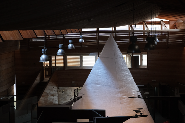 Imitacion del iceberg en Pabellon de Chile en Sevilla hoy.png