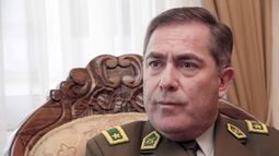 Tras nueve meses de embarazo, Carabineros debe parir un nuevo director. Ojalá venga sanito: Reacciones a eventual salida de Hermes Soto