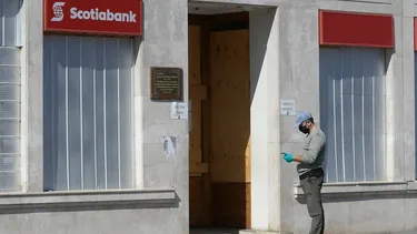 Piso mojado y sin señalética provocó caída de mujer en banco: Scotiabank deberá indemnizarla con $9,8 millones