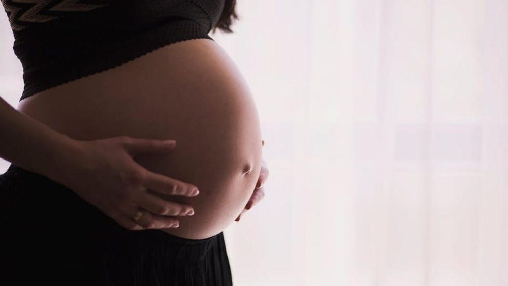Francia ampliará recurso de reproducción asistida a mujeres sin pareja o lesbianas