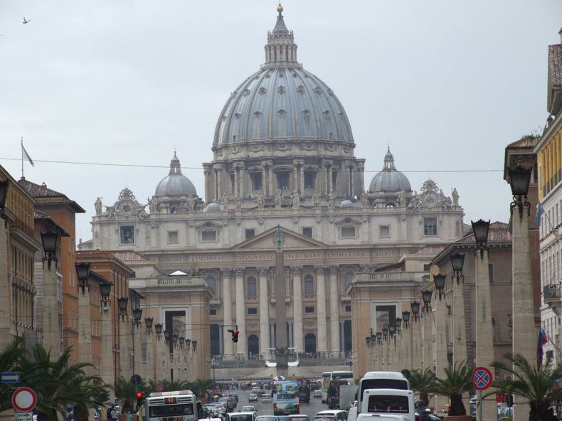 DSCF2182 Vatican_Via_della_Conciliazione St_Pieter_Basilica Vaticano Italy Castielli_CC0.jpg