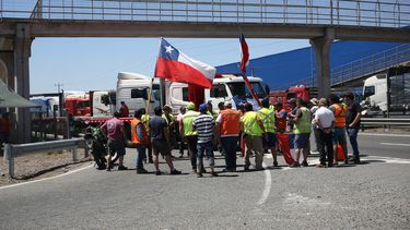 Paro de camioneros continúa y denuncian que no dejaron pasar a máquina con leche