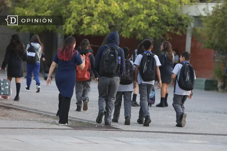 21072 escolares entrando a clases.webp