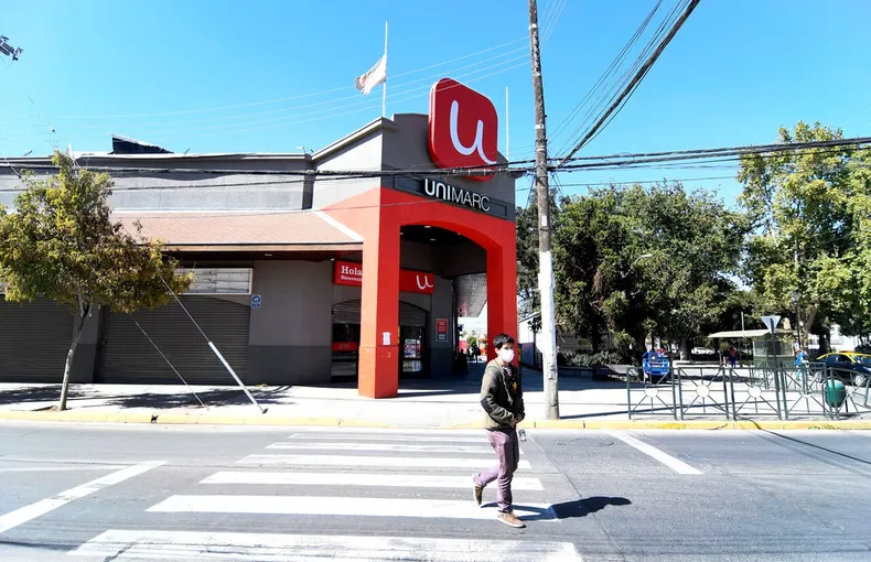 clienta cayo con su carro por escalera mecanica de unimarc y sufrio fractura supermercado debera pagarle 10 millones.webp