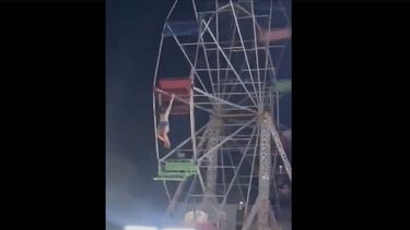 VIDEO| El dramático instante en que joven queda colgando en juego de parque de diversiones