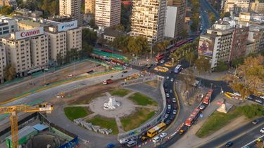 Reabren tránsito en plaza Baquedano: Habilitan las cuatro pistas de poniente a oriente y se descomprime la Alameda
