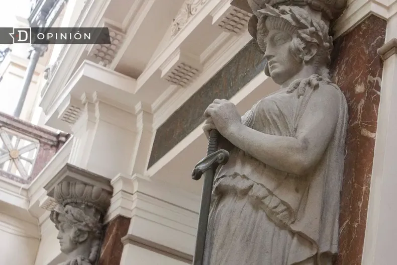 13140 estatuas en el palacio de tribunales.webp