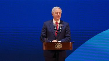 José Antonio Kast hablando en un podio / Agencia Uno