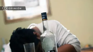 El Desconcierto | 21959 hombre inconsciente con una botella de pisco al frente.webp