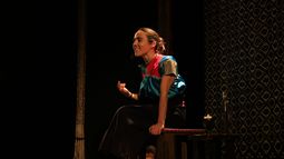 Centro Arte Alameda presenta función única de La Tejedora, montaje que reúne relatos de mujeres latinas