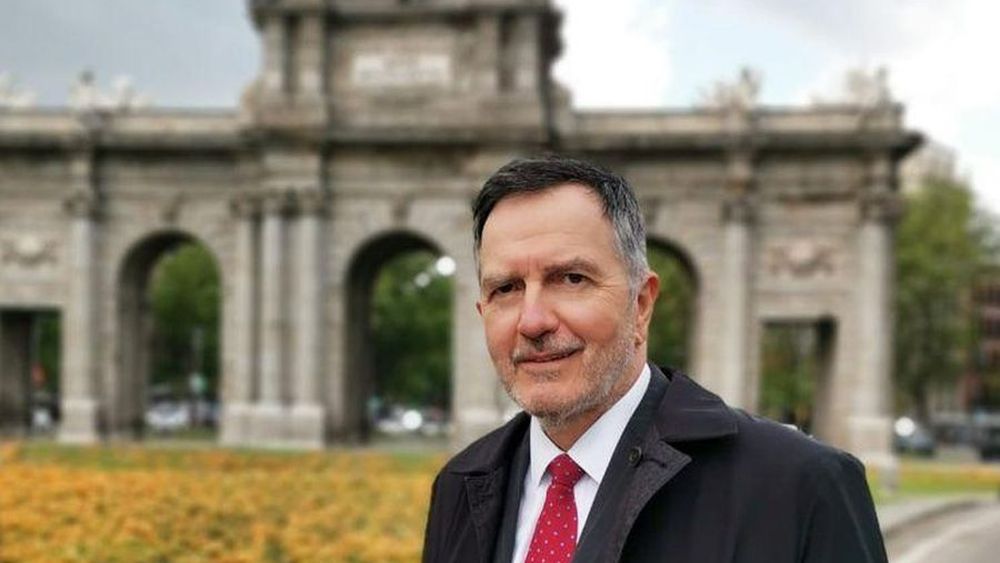 CRÍTICA| El investigador Cayetano Brulé achunchado por su autor Roberto Ampuero