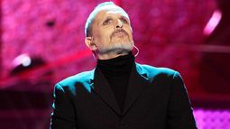 VIDEO| La extraña performance con la que Miguel Bosé vuelve a interpelar a Michelle Bachelet
