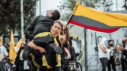 Protestas en Colombia contra impuestos dejan dos muertos, heridos y detenidos