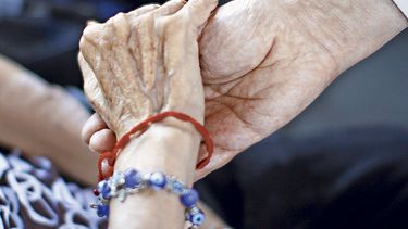 Hija de adulto mayor que esperó doce horas para ser atendido antes de fallecer: “no porque una persona sea humilde hay que dejarla de esa manera”