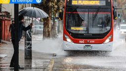 ¿Hasta qué hora seguirá lloviendo? Tercer sistema frontal deja precipitaciones en Santiago