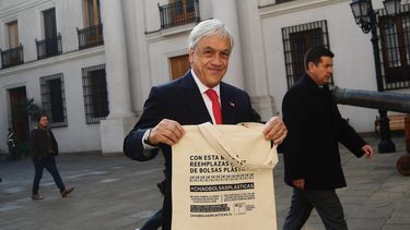 Piñera habría utilizado bolsas de material tóxico para celebrar ley que regula el plástico
