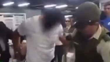 VIDEO| Detienen a delincuente en el Metro de Santiago y se le caen cientos de billetes