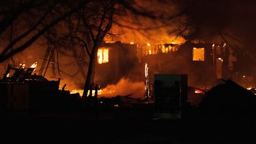 EE.UU. reporta más de 30.000 evacuados y 500 casas destruidas por gran incendio forestal