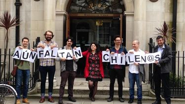 Frente Amplio protesta en la embajada chilena en Londres por falencias del voto exterior para las primarias
