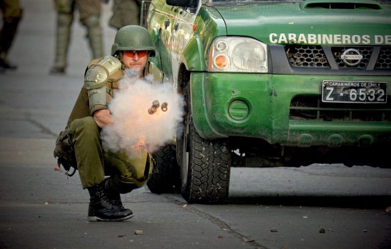 Carabinero disparando bombas lacrimogenas.jpg