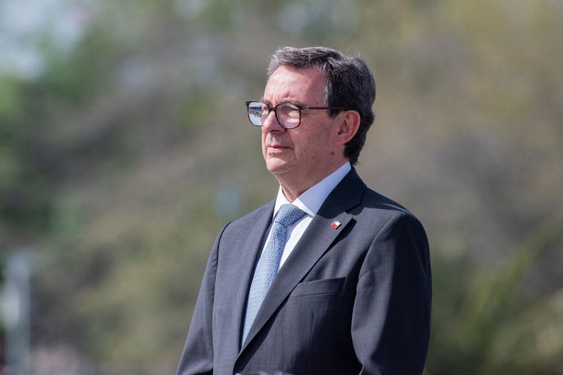 El ministro de Defensa, Fernando Barros, preside la Revista Preparatoria de la Parada Militar - Agencia Uno