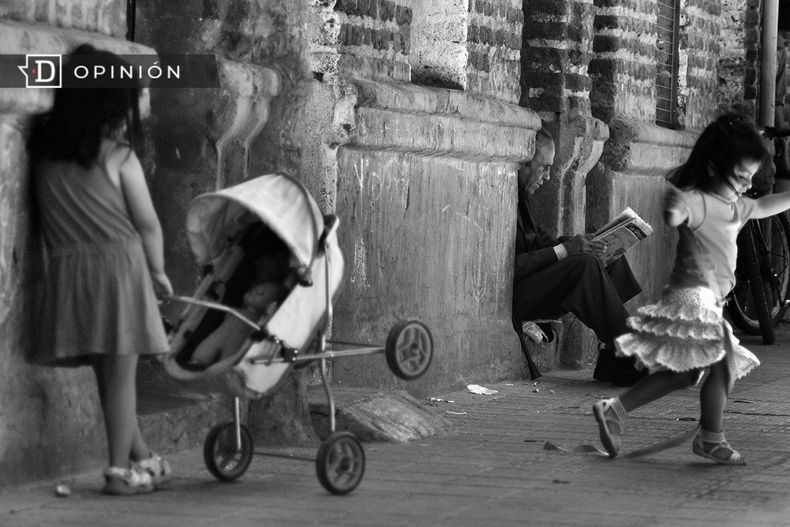 6113 una nina con un coche de guagua con una muneca junto a otra .jpg