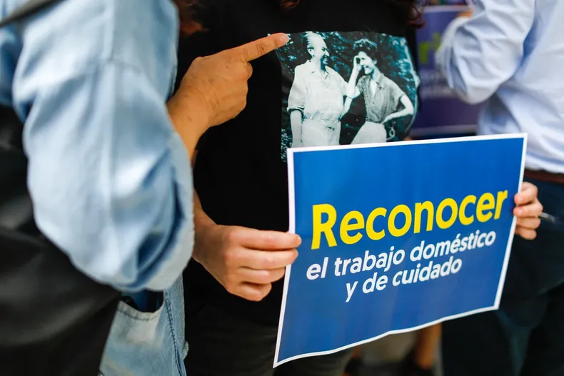 mas del 70 del trabajo domestico que realizan mujeres en chile es informal ha sido historicamente invisibilizado.webp