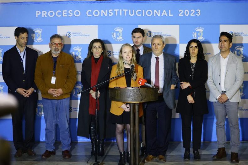 Punto de prensa delegos y mesa e1686355136527.jpg